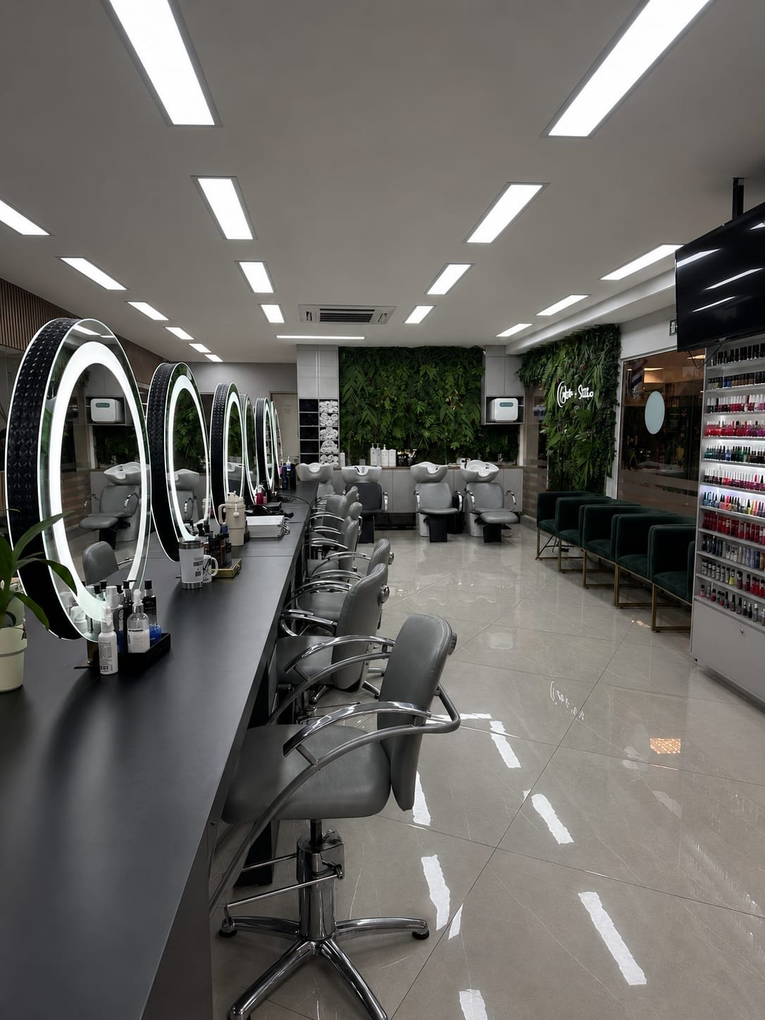Estação de corte do Corte & Stilo Conceição, com espelhos redondos iluminados
